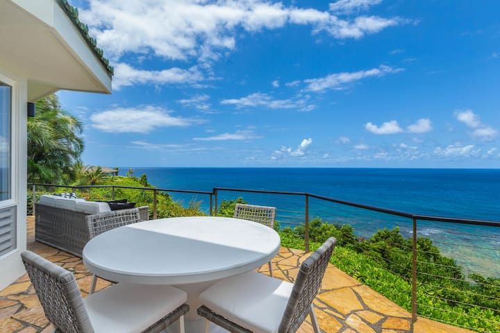 Honu Awa: Oceanfront Home w/Pool, A/C, Cliff Views