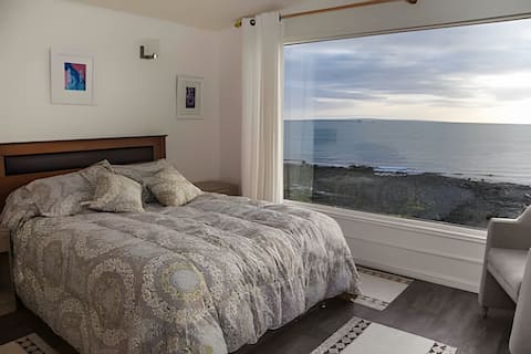 Beautiful beachfront cabin with Hot Tub