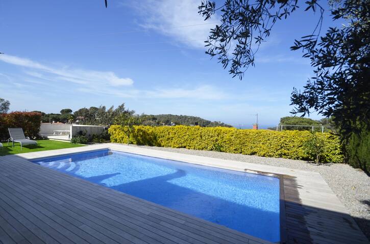 Holiday rental villa with swimming pool in Begur, gallery image 2