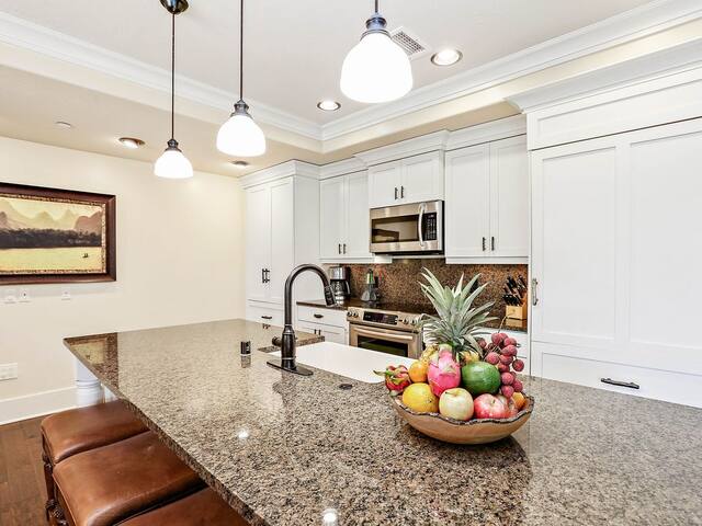 Luxurious 4BR/4BA Presidential Suite AC Near Beach gallery image 4