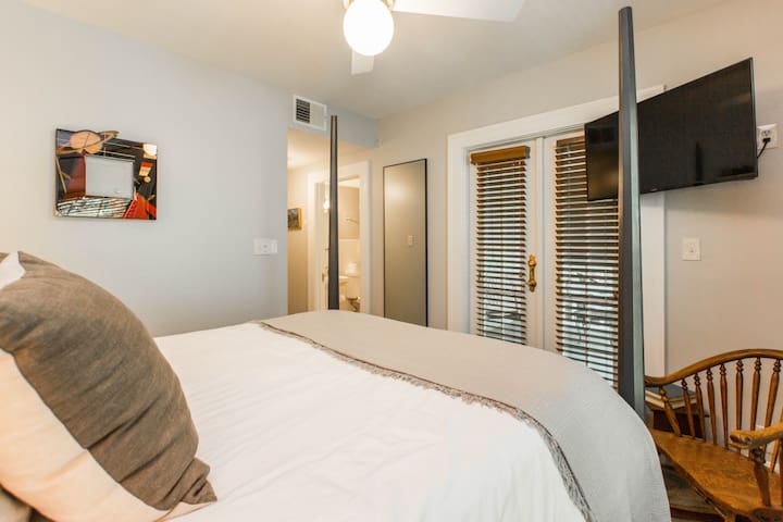 Southmoreland on the Plaza managed Airbnb listing 2