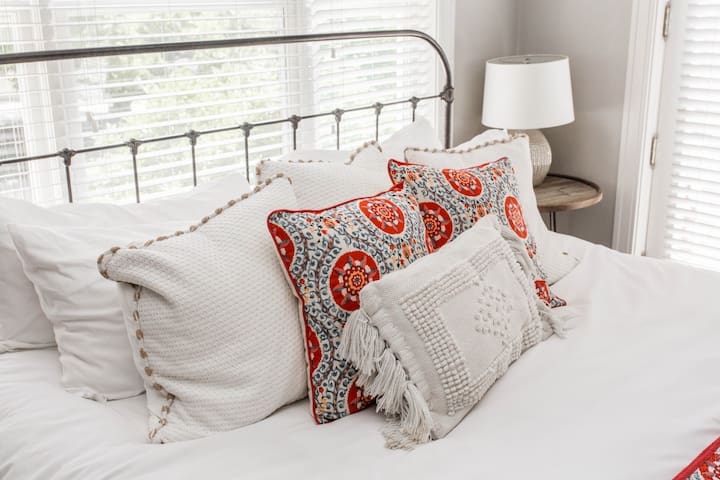 Southmoreland on the Plaza managed Airbnb listing 3
