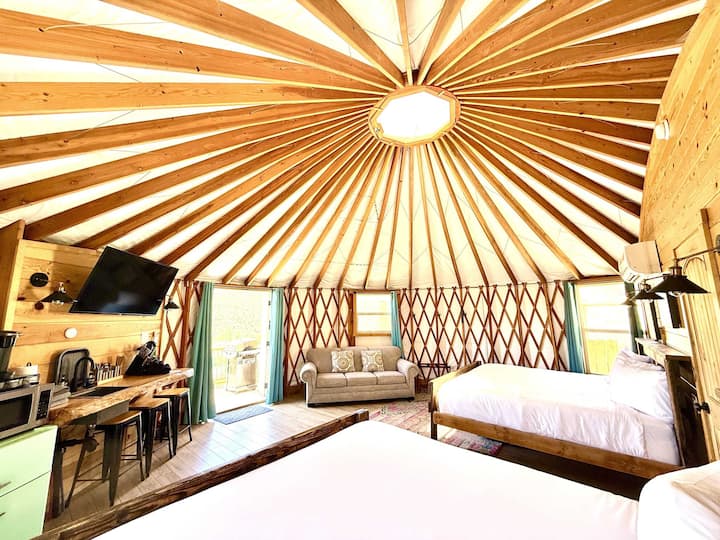 Vaša jurta u East Zion Resорту ima 2 bračna kreveta, kauč na razvlačenje, TV s ravnim ekranom, grijanje i klima uređaj, privatnu kupaonicu, hladnjak, mikrovalnu pećnicu, vanjski prostor za sjedenje s pogledom na zalazak sunca i nisku svjetlosnu onečišćenost visoko na brdu za savršeno promatranje zvijezda noću.  