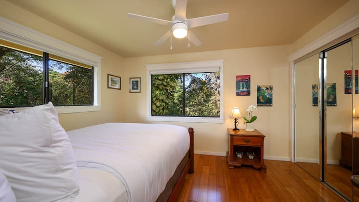 Vous avez l'impression d'être dans une cabane dans les arbres dans la chambre du deuxième étage