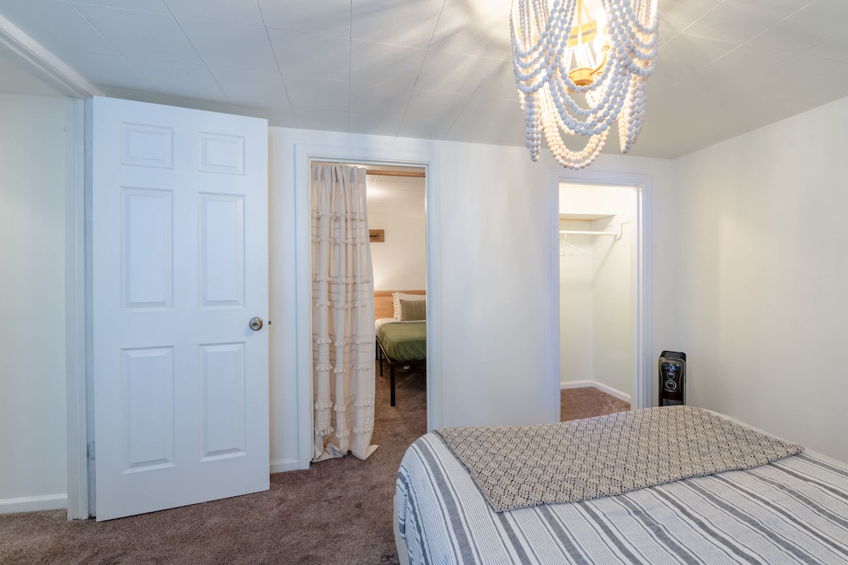 An das dritte Schlafzimmer ist das Etagenzimmer angeschlossen. Es gibt keine Tür, die zwischen zwei Räumen abschließt oder schließt; nur eine Türöffnung mit Vorhang.