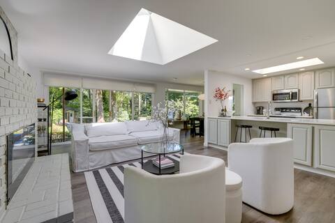 Modern Home: 3 Miles to Woodinville Wine Country!