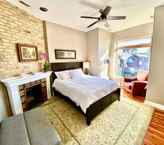 6BR/4BA Victorian Greystone Near Downtown Chicago gallery image 4