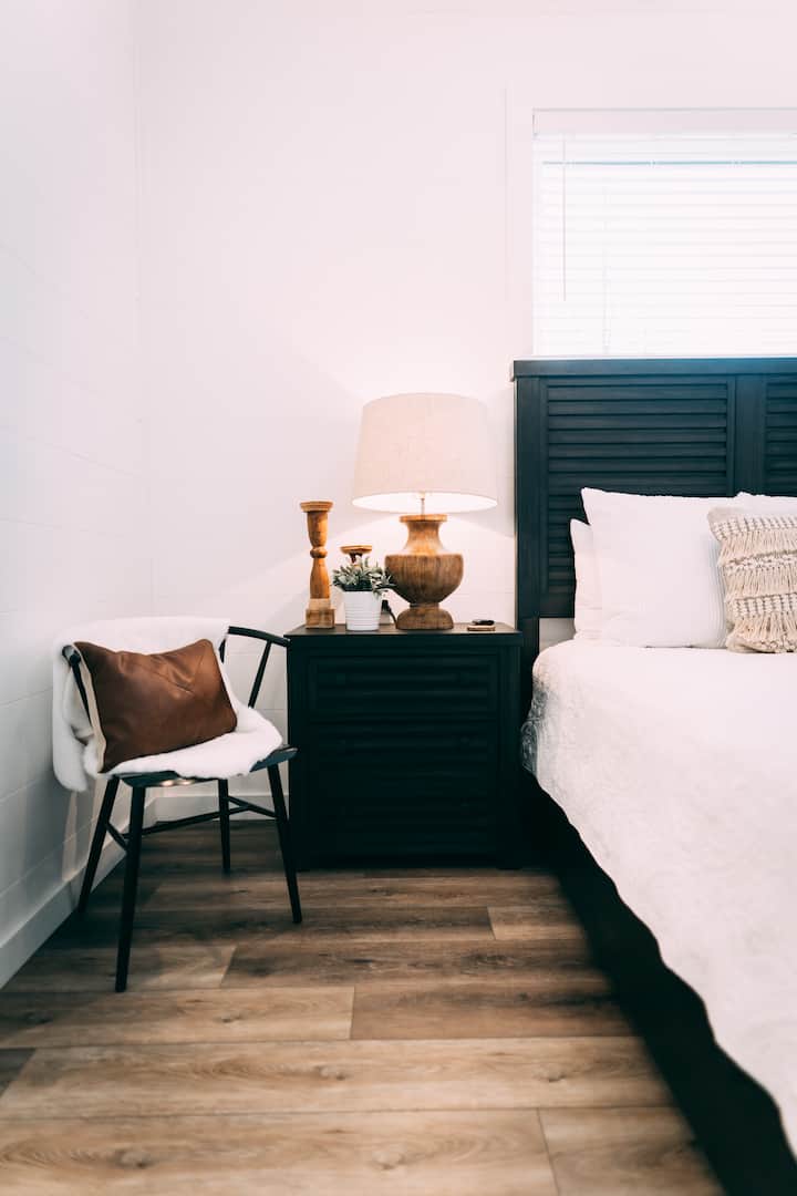 Zimmer mit Queensize-Doppelbett