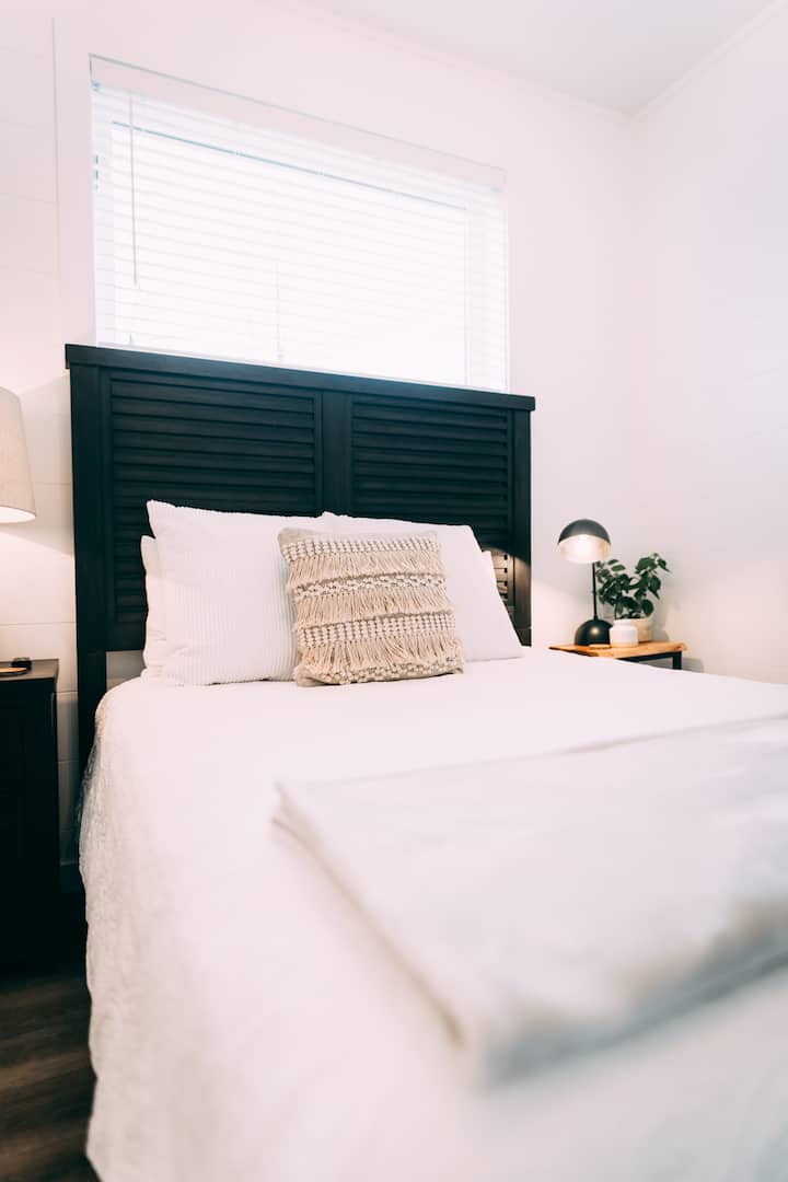 Zimmer mit Queensize-Doppelbett