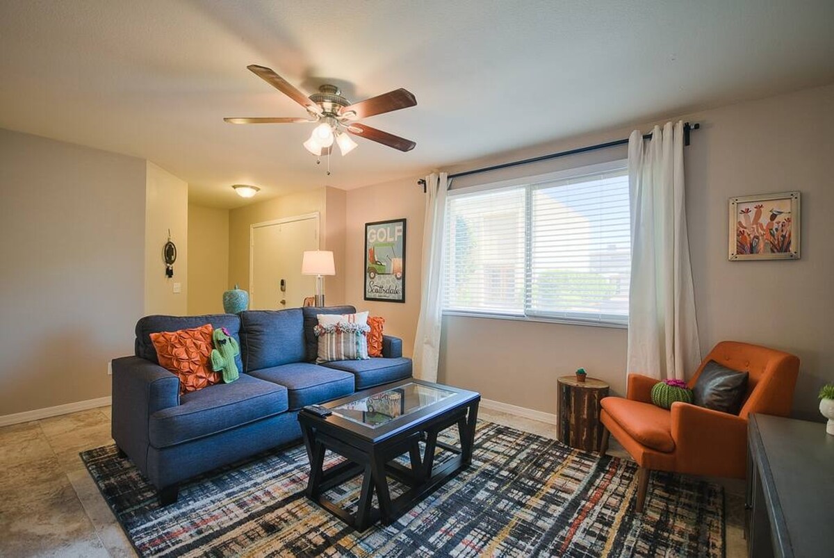 ห้องนั่งเล่น - เก้าอี้สตูลเพิ่มเติมสำหรับนั่งใต้โต๊ะค็อกเทล