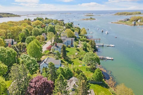 Luxurious 5 bedroom on the ocean, w/ dock & kayaks