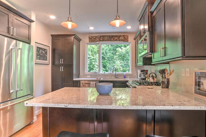 Luxe Townhouse with Garage and Terrace gallery image 5