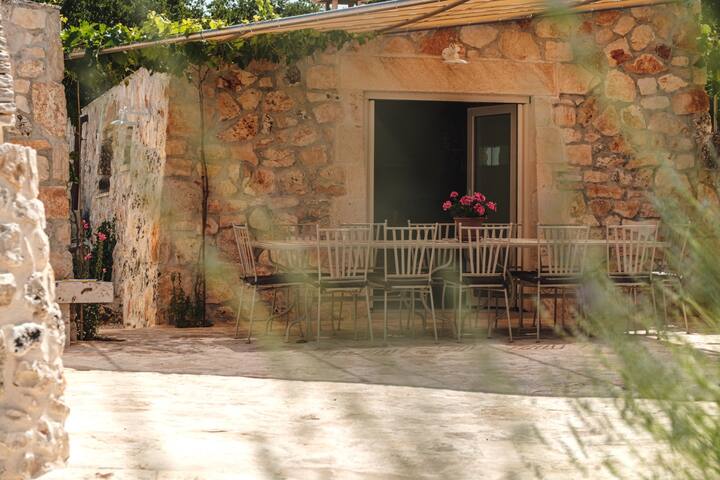 HelloApulia Trulli Flora with Saltwater Pool gallery image 3