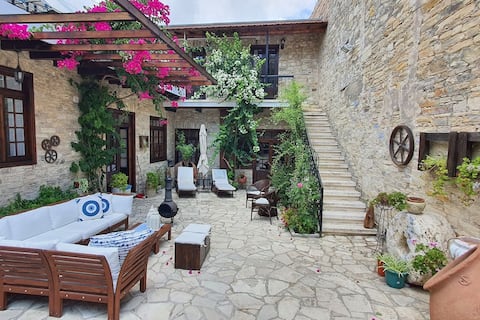 Large villa with 4 bedrooms and large inner yard