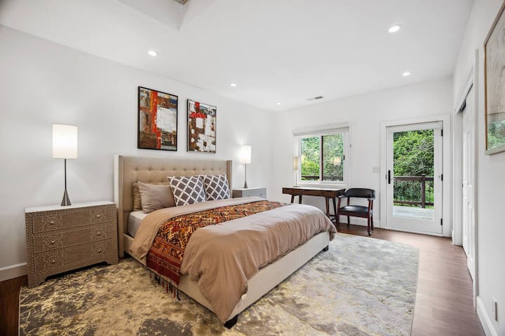 Casa principal, segunda suite principal con acceso a la terraza, cama tamaño king.