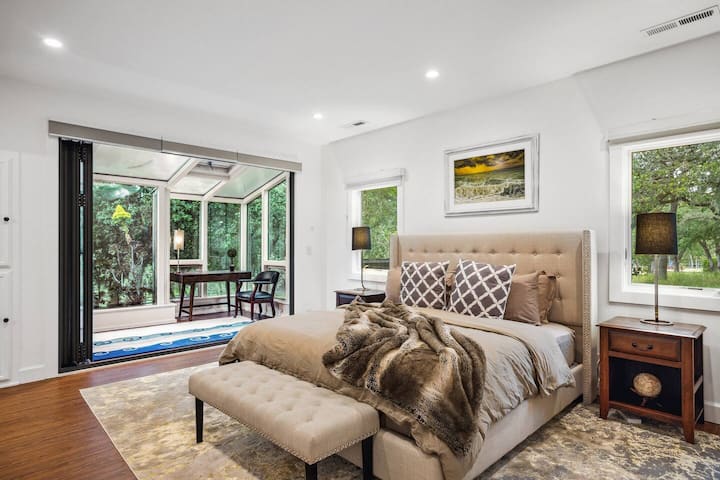 Casa principal, primera suite principal con solárium, cama tamaño king.