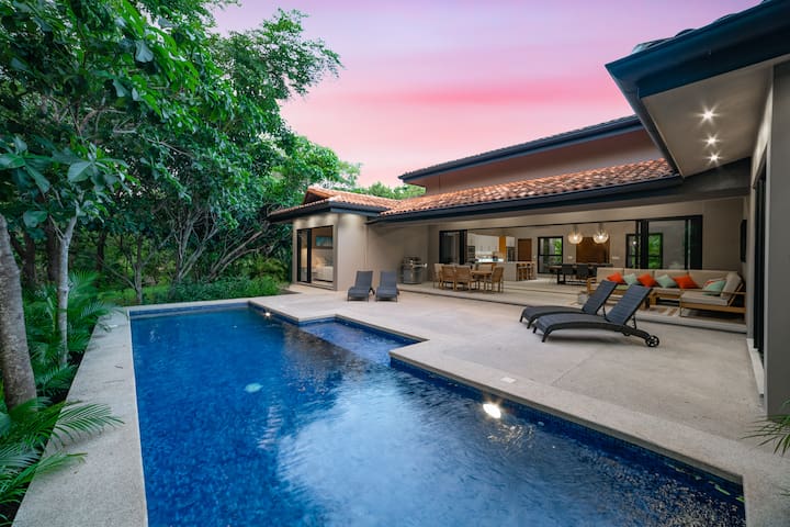 5-Min Drive to Beach, Pool and Beach Club Access