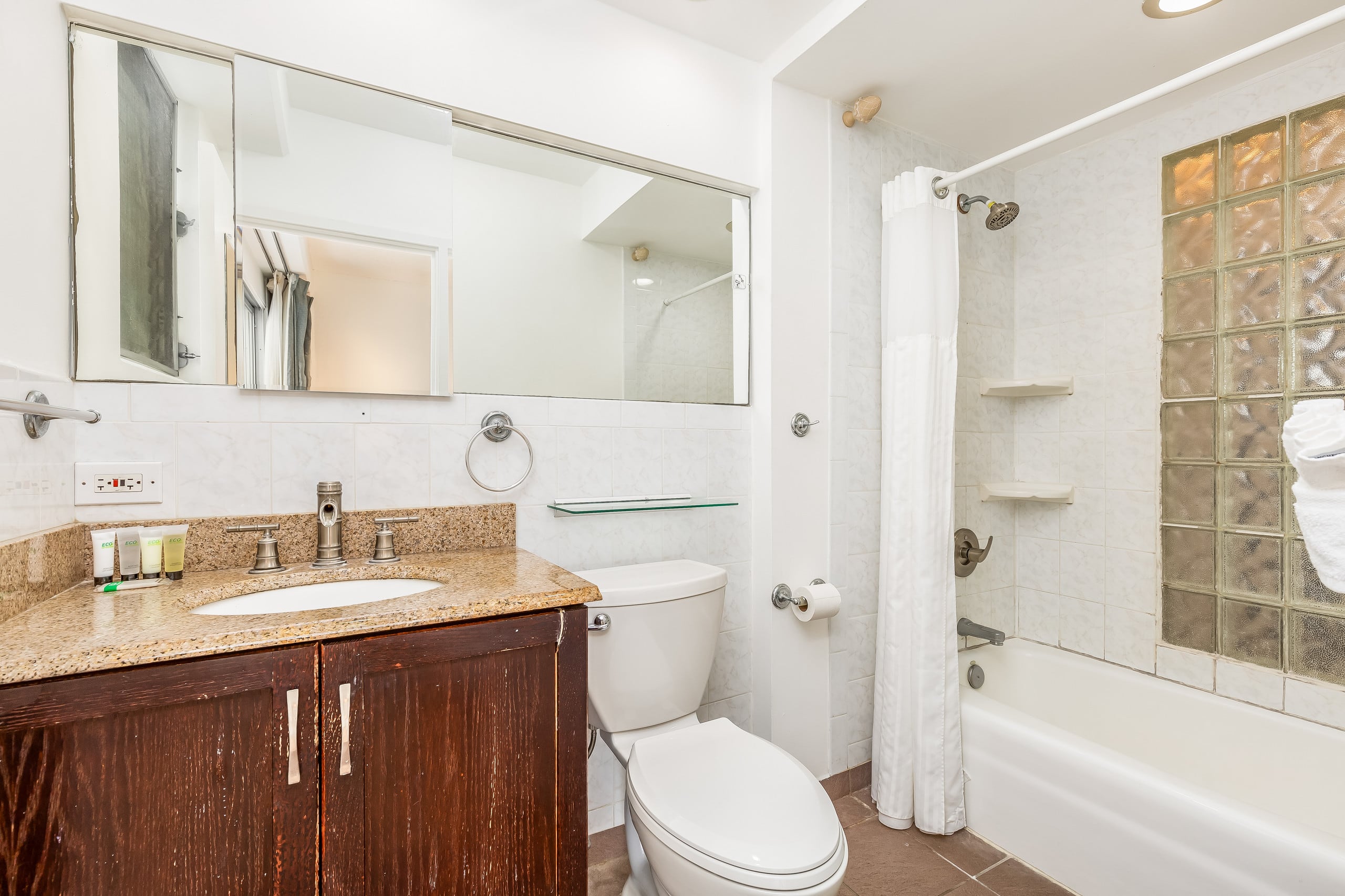 Condo in Honolulu · ★4.68 · 1 bedroom · 2 beds · 1 shared bath - Image 14