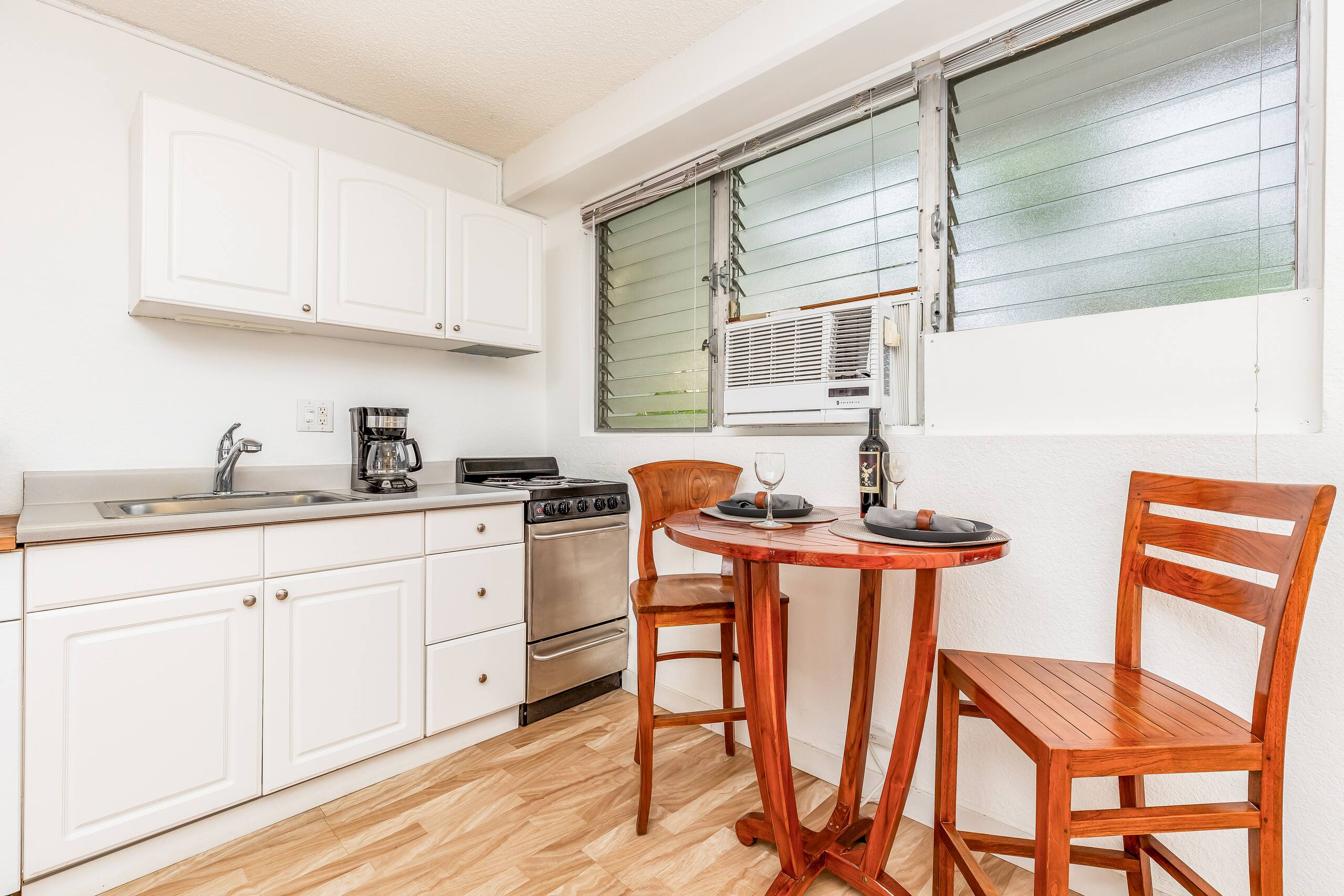 Condo in Honolulu · ★4.68 · 1 bedroom · 2 beds · 1 shared bath - Image 10