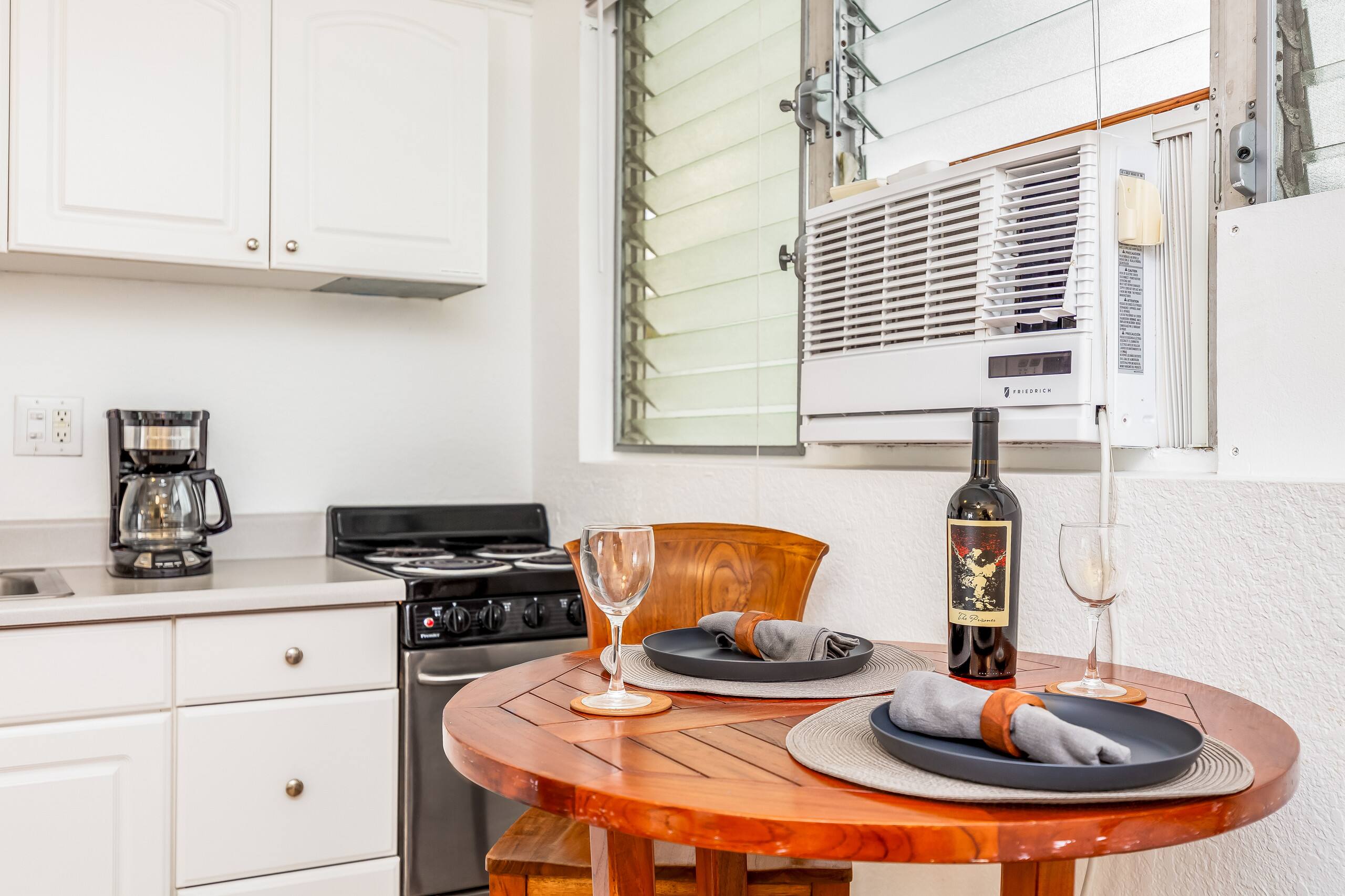 Condo in Honolulu · ★4.68 · 1 bedroom · 2 beds · 1 shared bath - Image 9