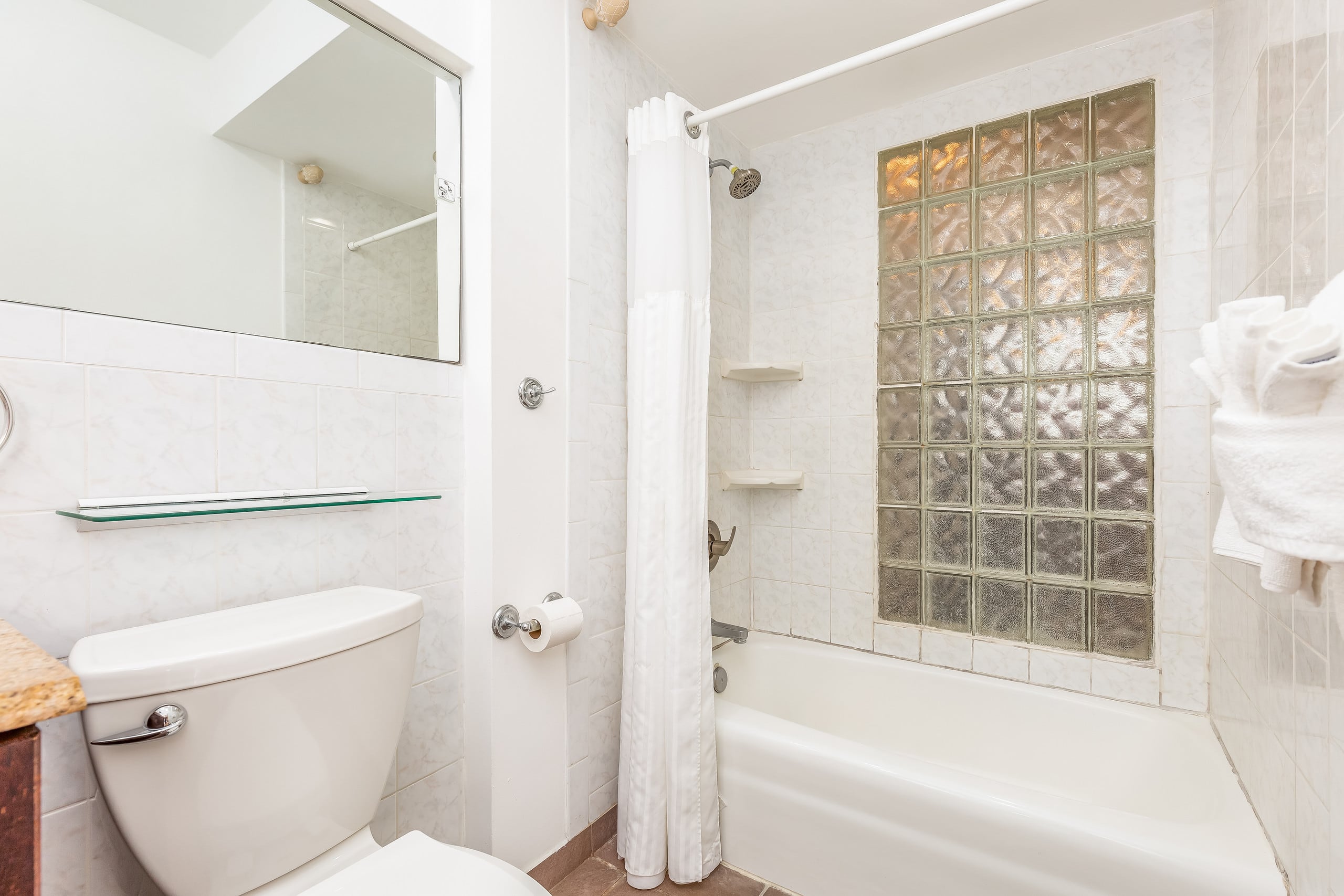 Condo in Honolulu · ★4.68 · 1 bedroom · 2 beds · 1 shared bath - Image 13