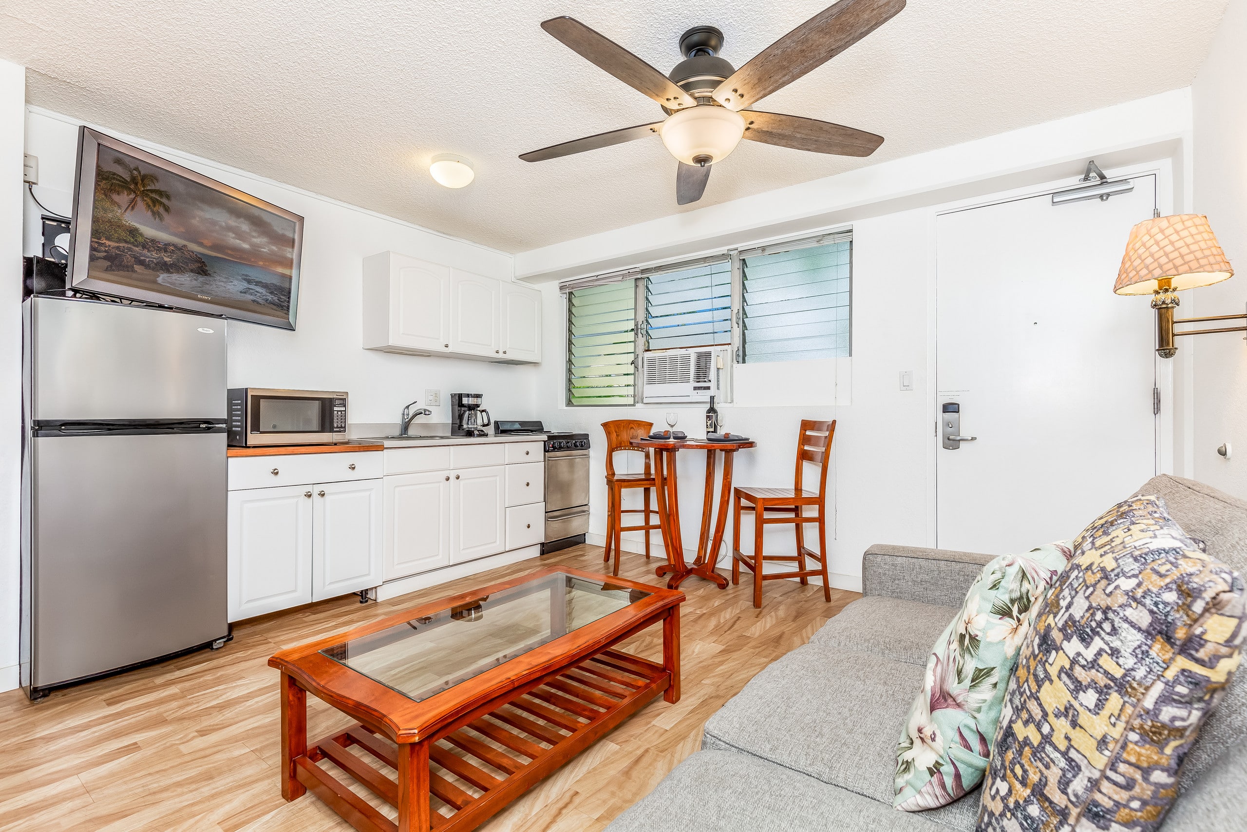 Condo in Honolulu · ★4.68 · 1 bedroom · 2 beds · 1 shared bath - Image 2