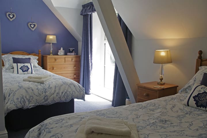 Una de las dos habitaciones con dos camas individuales en The Rookery en Bishopdale, en Yorkshire Dales