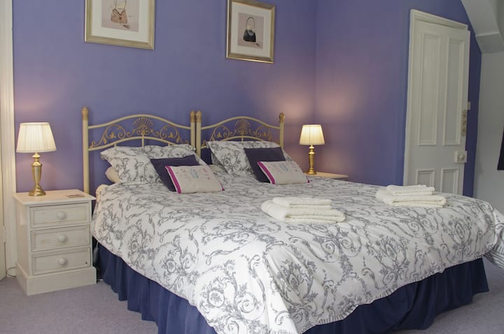 Dormitorio tamaño súper king o con dos camas individuales en The Rookery en Bishopdale, en Yorkshire Dales