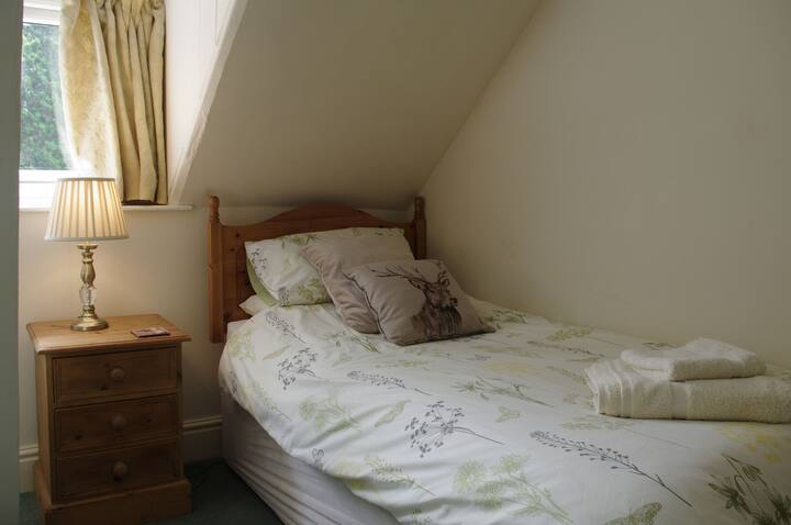 Una de las dos habitaciones con dos camas individuales en The Rookery en Bishopdale, en Yorkshire Dales