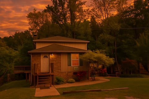 RIVER FRONT - Outdoor Fireplace - Hot Tub -3 bdrms