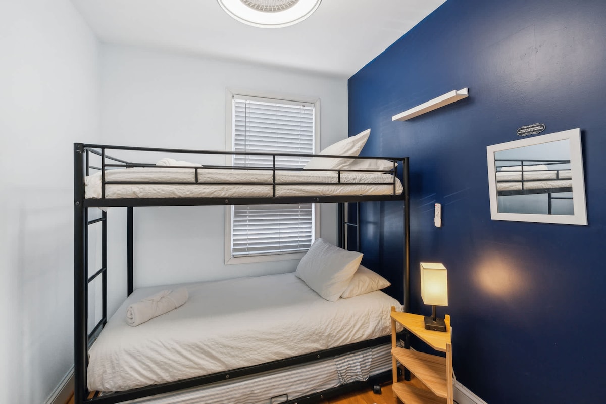 Удобна спална соба со кревети на спрат