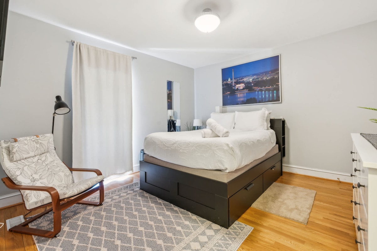 Пространа спална соба со брачен кревет (широк 180-220 см) и столче за лу