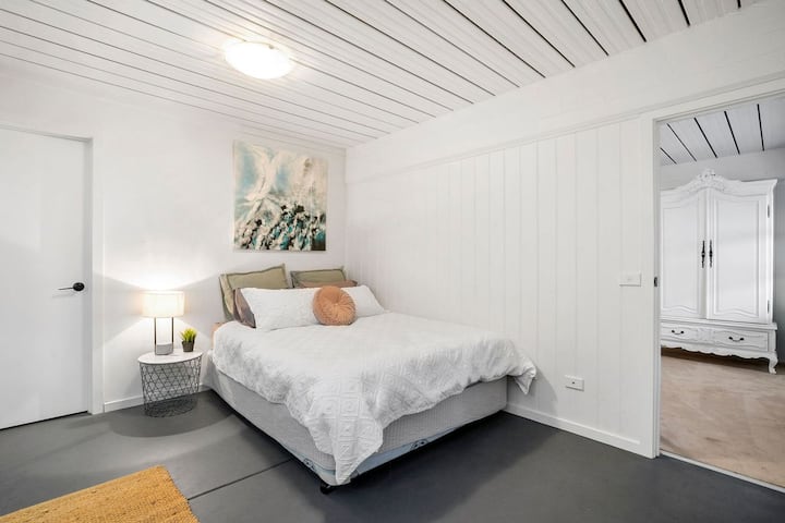 Dolné poschodie, manželská posteľ, 1 štúdio, štýl apartmánu