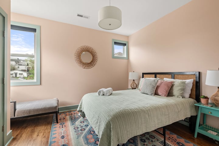 غرفة نوم تضم سرير كوين