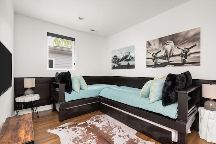 4 أسرّة مزدوجة! هاتان الأريكتان المخصصتان بحجم سرير مزدوج وتحتوي كل منهما على مقبض قابل للسحب تحتها.