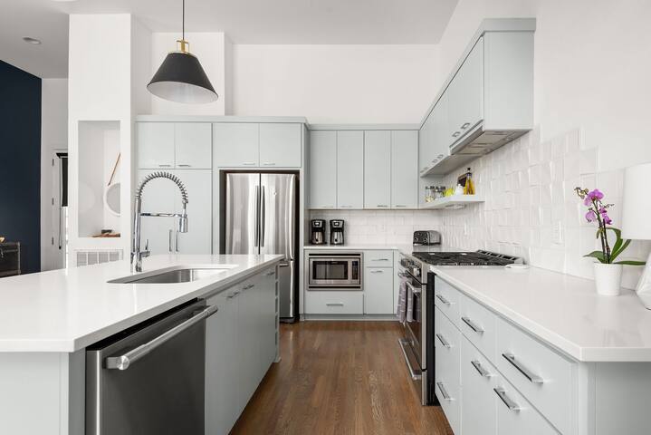 Skyline Views – Closest Neighborhood to Broadway! gallery image 5