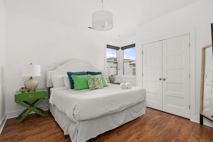 غرفة نوم بسرير كينج في الطابق الثاني مع ستائر نوافذ تعتيم (التلفزيون غير معروض)