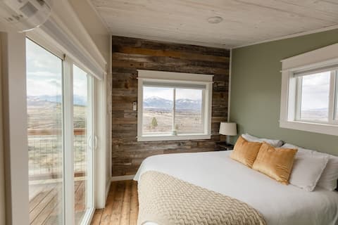 Modern Tiny House with Spectacular Views