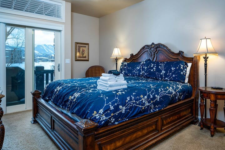 בחדר השינה הראשי יש מיטה זוגית גדולה וגישה פרטית למרפסת.