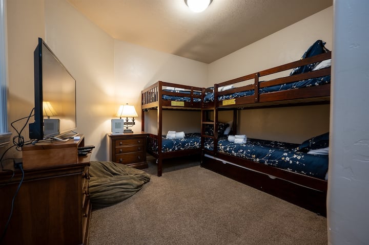 בחדר השינה השלישי יש שני סטים של מיטות קומתיים ושלולית נפתחת, המציעה מרחב שינה נוסף במידת הצורך. בחדר השינה הזה יש גם טלוויזיה חכמה גדולה.