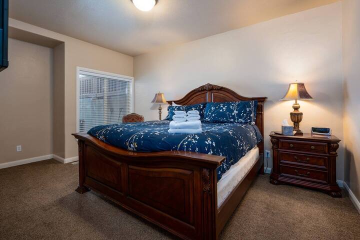 בחדר השינה השני יש חלונות רחבים ומיטה גדולה.