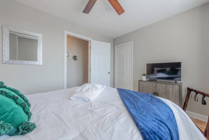 Spavaća soba 2 s pametnim TV-om od 81 cm