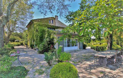 4 bedroom stunning home in Lagnes