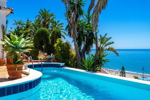 Outstanding beachfront villa in Fuengirola