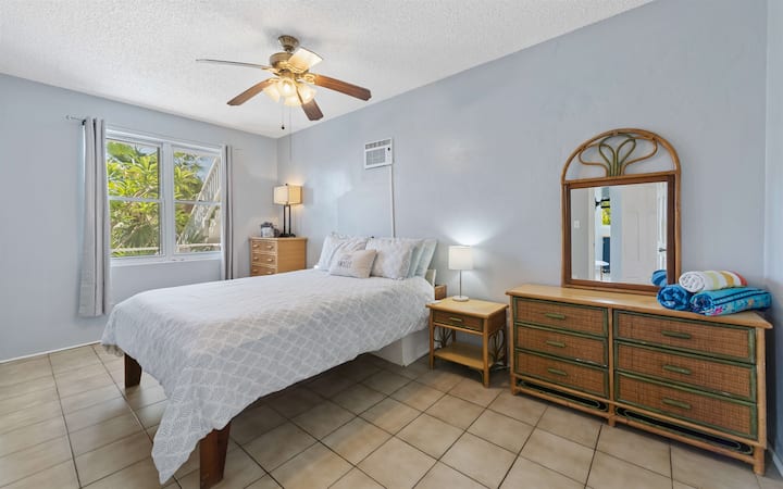 בדירה יש חדר שינה נוח עם מיטת קווין סייז בחדר שינה ממוזג.