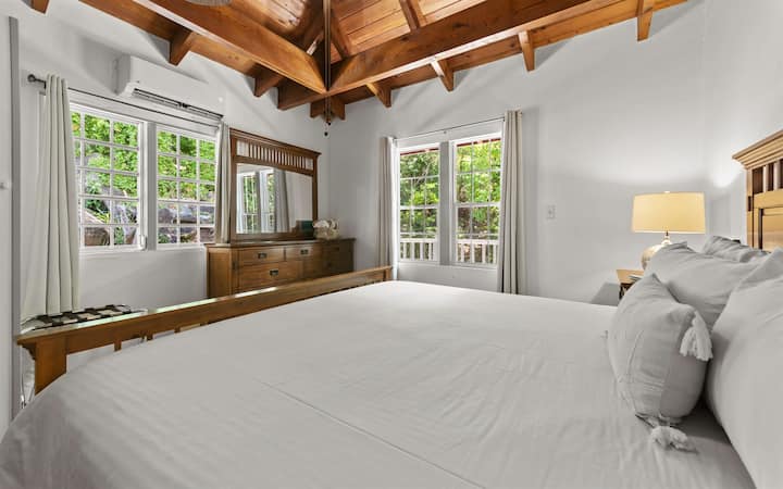 חדר שינה ראשי עם חלונות ענקיים