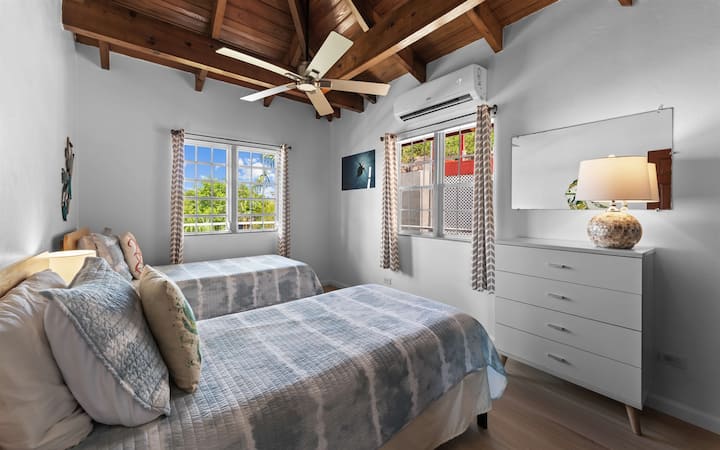 יש שני חלונות גדולים לאור טבעי ומזגן כדי לשמור על החדר קריר.