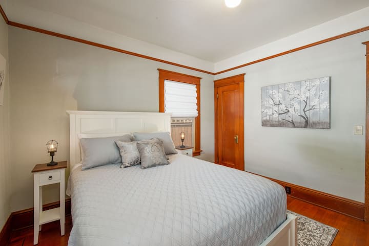 Chumba cha kulala cha 2 (Queen) | Kipo Mwishoni mwa Ukumbi | Karibu na Bafu Kamili la 2 kwenye Ukumbi | Kabati