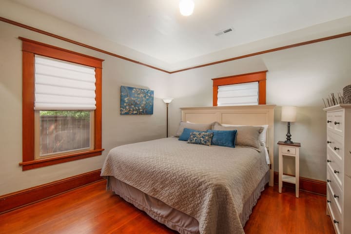 Chumba cha kulala cha 1 (Msingi-Kingi) | Bafu kamili lililounganishwa lenye Mlango wa Kuteleza wa Banda | Vigae vya Bafu Vinavyozunguka