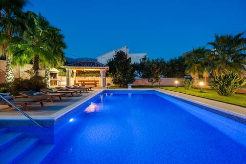 Villa Antura private heated 50sqm pool, gym